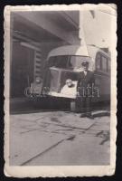 1953 Jászberény, MÁVAUT busz, hátoldalon feliratozott fotó, felületén törésnyomok, 9×6 cm