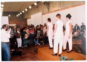 Divatbemutató, modellek (nyári viseletek), 15 db színes fotó, Kanyó Béla (1939-2020) jelzett felvéte...