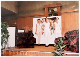 Divatbemutató, modellek (nyári viseletek), 15 db színes fotó, Kanyó Béla (1939-2020) jelzett felvéte...