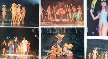 Fürdőruha-bemutató a Terror Házában, 25 db színes fotó, Kanyó Béla (1939-2020) fotóriporter jelzett ...