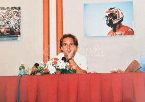 Gerhard Berger McLaren F1-pilóta sajtótájékoztatója, 5 db színes fotó, Kanyó Béla (1939-2020) fotóri...