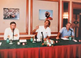 Gerhard Berger McLaren F1-pilóta sajtótájékoztatója, 5 db színes fotó, Kanyó Béla (1939-2020) fotóri...