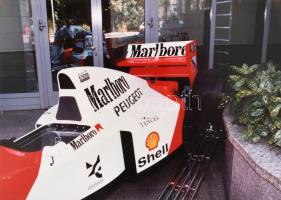 Gerhard Berger McLaren F1-pilóta sajtótájékoztatója, 5 db színes fotó, Kanyó Béla (1939-2020) fotóri...