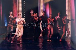 Macskák musical, 13 db színes fotó, Kanyó Béla (1939-2020) fotóriporter jelzett felvételei, 17,5x12,...