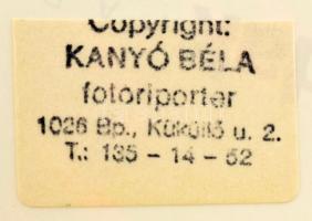 Macskák musical, 13 db színes fotó, Kanyó Béla (1939-2020) fotóriporter jelzett felvételei, 17,5x12,...