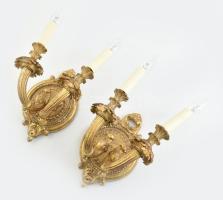 Dekoratív falikar pár. Bécs, 1910 körül, faragott, aranyozott fa, elektrifikálva, korának megfelelő állapotban. m: 30 cm