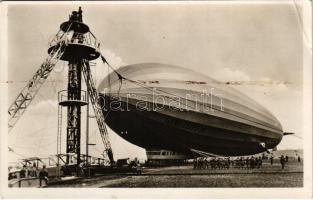 1938 LZ 127 Graf Zeppelin der Deutschen Zeppelin-Reederei wird an den Ankermast gebracht / German airship (EB)