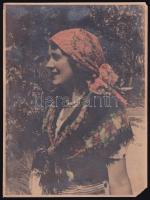 cca 1920-1930 Nő népviseletben, kendőben, utólagosan színezett, nagyméretű fotó, kis sarokhiánnyal, 23x17 cm