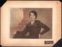 cca 1920-1930 Női portré, utólagosan színezett, nagyméretű fotó, a kartonon sarokhiányokkal, 23x16,5 cm