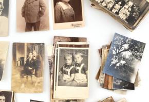 Vegyes régi (1945 előtti) fotók: portrék, csoportképek, stb., összesen kb. 118 db, vegyes méretben é...