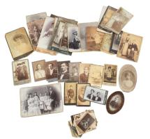 52 db régi keményhátú fotó (vizitkártya, kabinetfotó), közte egy keretben, vegyes méretben és állapotban