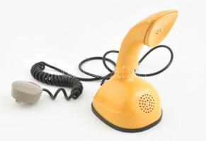 Ericofon, nincs kipróbálva. m: 21,5 cm, kopásokkal. Az Ericofon egy darabból álló műanyag telefon, amelyet a svéd Ericsson cég készített, és a 20. század második felében forgalmazták. Ez volt az első olyan kereskedelmi forgalomba hozott telefon, amely egyetlen egységbe építette be a tárcsát és a kézibeszélőt.