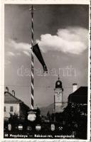 1940 Nagybánya, Baia Mare; Rákóczi tér, Országzászló ("Az Országzászlót emelte Nagybánya város közönsége annak emlékére, hogy román uralom alól 1940. szept. 7-én felszabadult. A lobogót Gödöllő község hazafias közönsége ajándékozta és azt vitéz Dr. Endre László Pest vármegye alispánja avatta fel"), "Hiszek Magyarország feltámadásában" és "Hiszek egy Isteni örök igazságban" feliratos táblák / entry of the Hungarian troops, Hungarian flag with irredenta propaganda