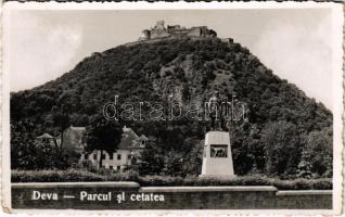 Déva, Deva; Pacul si cetatea / Park és várrom / castle ruins, park, monument, statue (fa)