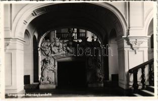 Nagykároly, Carei; M. kir. &quot;Gróf Károlyi István&quot; honvéd tiszti fiúnevelő intézet (Károlyi kastély). Lovagterem, márványkandalló / Hungarian military school, castle, interior