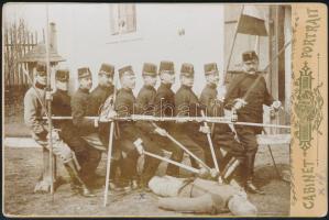 1899 Ulánus katonák lándzsavívó gyakorlata. Kabinetfotó 11x16 cm