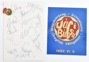 1982 Szovjet labdarúgó válogatott tagjainak aláírásai lapon. + matrica, jelvény / Autograph signatures of Soviet football players + badge + sticker