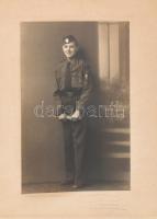 1942 Kamasz fiú Levente egyenruhában, sapkával, övcsattal. Kartonlapon Proszig fotó 21x15 cm