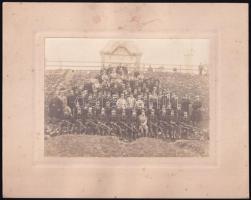 cca 1900 Arad, katonák csoportképe a laktanyában urai fotó kartonon 19x25 cm