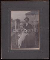 cca 1910 Nő és gyermek kutyával fotó karton keretben 14x17 cm
