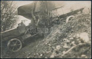 cca 1914-1918 Árokba hajtott katonai teherautó, I. világháborús fotólap, 14x9 cm
