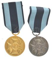 Lengyelország 1943. Dicsőség érem - 1943 Lenino arany és ezüst fokozata mellszalagon (40mm)T:1 Poland 1943. Zasłuzonym na Polu Chwały - 1943 Lenino gold and silver grade with ribbon (40mm) C:UNC