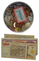 Vegyes numizmatika tétel ~823g súlyban fémdobozban érmékkel, jelvényekkel és bankjegyekkel T:vegyes