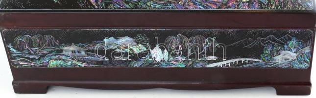 Koreai díszdoboz, lakkozott ginkgo fa, gyöngyház berakásokkal. Belsejében felirat: Hosszú élet és jó...