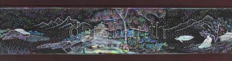 Koreai díszdoboz, lakkozott ginkgo fa, gyöngyház berakásokkal. Belsejében felirat: Hosszú élet és jó...