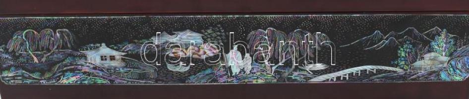 Koreai díszdoboz, lakkozott ginkgo fa, gyöngyház berakásokkal. Belsejében felirat: Hosszú élet és jó...