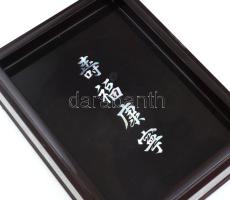 Koreai díszdoboz, lakkozott ginkgo fa, gyöngyház berakásokkal. Belsejében felirat: Hosszú élet és jó...