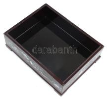 Koreai díszdoboz, lakkozott ginkgo fa, gyöngyház berakásokkal. Belsejében felirat: Hosszú élet és jó...