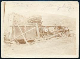 cca 1918 Kilőtt katonai teherautó az olasz fronton (Hétközség-fennsík), I. világháborús fotó, feliratozva, 11,5x8,5 cm