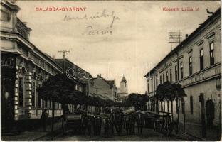 1911 Balassagyarmat, Kossuth Lajos út, gyógyszertár, Balassa Szálloda és kávéház, Hirschfeld üzlete, lovaskocsik (EK)