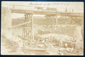 cca 1914-1918 Lezuhant autó egy híd alatt Mikuliczinál (Mikulići, Horvátország) az I. világháború idején, katonákkal, feliratozott fotólap, 14x9 cm