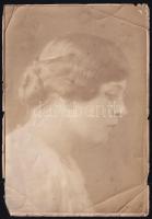 1914 Dobos Margit (Verma Gyuláné) színésznő portréja, vintage fotó, a hátoldalon feliratozva, kissé sérült, törésnyomokkal, 16,5x11 cm