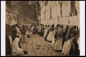 cca 1890 Jeruzsálemi siratófalnál, 1 db modern fotónagyítás egy nagyméretű fotóalbumban található, beragasztott régi felvételről, 10x15 cm