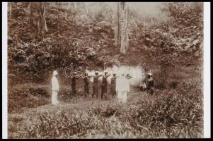 cca 1880 Kivégzés az őserdőben, 1 db modern fotónagyítás egy nagyméretű fotóalbumban található, beragasztott régi felvételről, 10x15 cm
