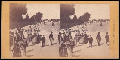 cca 1890 Versailles, sétálók a parkban, vintage sztereófotó, 8,5x16,7 cm