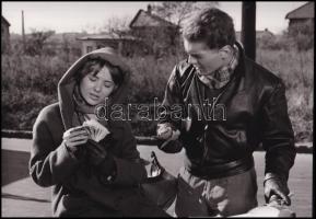 Törőcsik Mari és Mécs Károly a ,,Két emelet boldogság című filmben, 3 db vintage produkciós filmfotó, ezüst zselatinos fotópapíron, 20x29 cm
