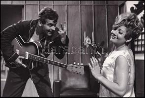 Latinovits Zoltán és Ruttkai Éva ,,pizsi partija" a ,,Tanulmány a nőkről" című filmben, 2 ...