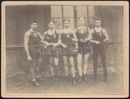 cca 1900-1910 Fiatal ökölvívók (bokszolók) csoportképe, jelzés nélkül, kartonra kasírozott fotó, 9x12 cm