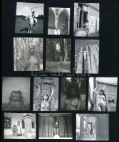 cca 1989 előtt készült akt felvételek, 13 db kisméretű nézőkép Menesdorfer Lajos (1941-2005) budapesti fotóművész hagyatékából, 5,5x4,5 cm és 4,5x3,5 cm között
