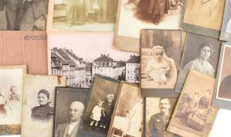 18 db vegyes keményhátú fotó (katonaportré, gyerekek, stb.), vizitkártyák és kabinetfotók, vegyes mé...