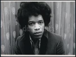 Jimi Hendrix, azaz James Marshall (1942-1970) amerikai gitáros, énekes, zeneszerző eltérő időpontokban készült portréi, 3 db modern nagyítás a néhai Lapkiadó Vállalat központi fotólaborjának archívumából, 17,7x24 cm és 10x15 cm