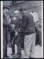 1945 Budapest, háborús bűnös nyilvános kivégzése, Rózsa György (?-?) budapesti fotóriporter hagyatékából 2 db modern nagyítás, 24x17,7 cm