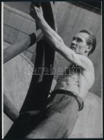 cca 1938 Korschelt Miklós (1900-1982) budapesti festő- és fotóművész hagyatékából 1 db modern nagyítás (Férfierő), 17,7x24 cm