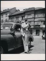 cca 1962 Budapest, kockás taxi, Kotnyek Antal (1921-1990) budapesti fotóriporter hagyatékából 2 db mai modern nagyítás, 24x17,7 cm