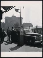 cca 1962 Budapest, kockás taxi, Kotnyek Antal (1921-1990) budapesti fotóriporter hagyatékából 2 db m...