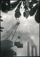 cca 1975 Menesdorfer Lajos (1941-2005) budapesti fotóművész hagyatékából, 1 db jelzés nélküli vintage fotó (Környezeti ártalom), ezüst zselatinos fotópapíron, 29x20,2 cm